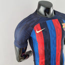 Camisa Barcelona Home 22/23 Jogador  Masculina - Azul Marinho, Azul Royal e Vermelho